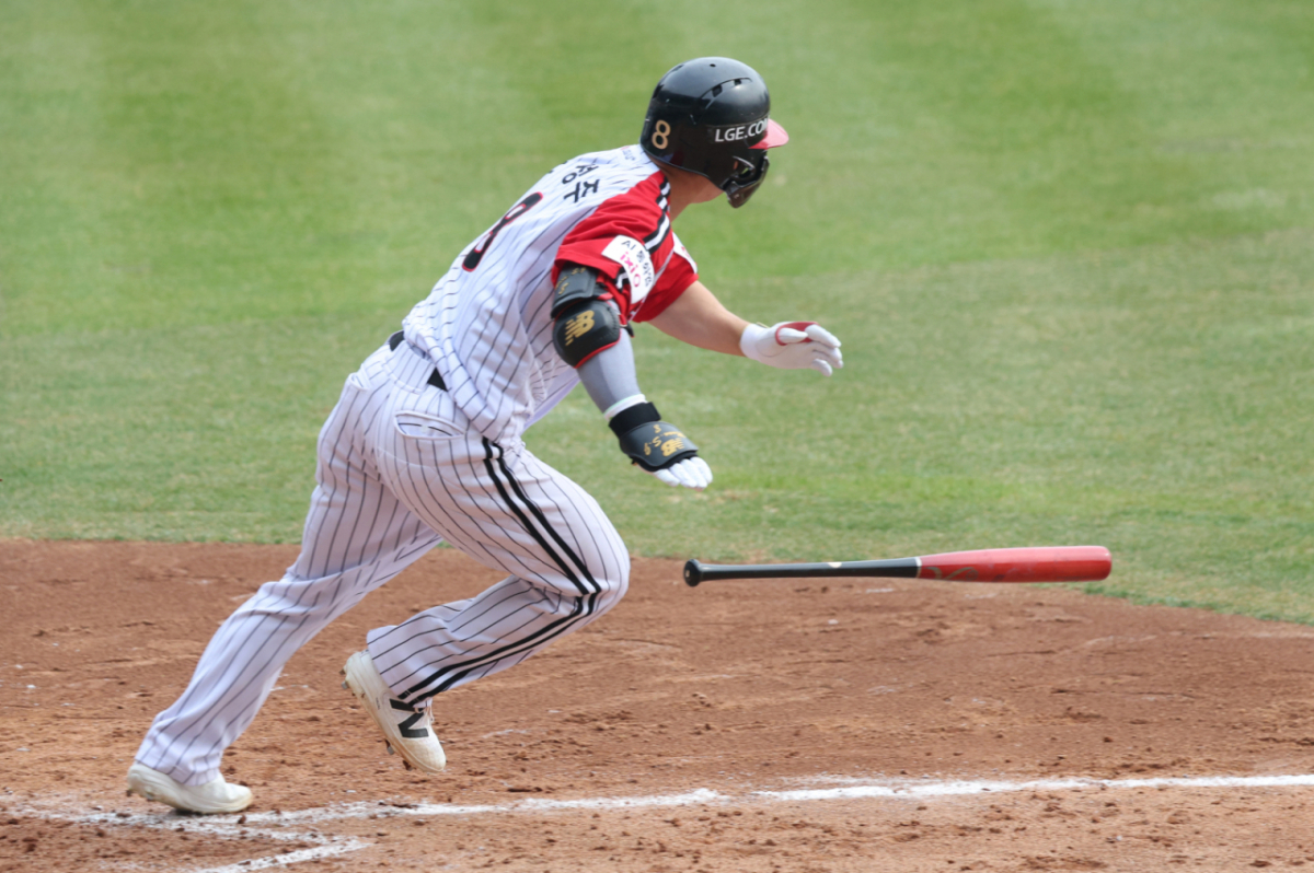 2026 신한 SOL Bank KBO리그 LG 트윈스 대 KT 위즈 경기가 29일 서울 잠실야구장에서 열렸다.  LG 문성주가 3회말 2사 1,2루에서 1타점 적시타를 날리고 질주하고 있다. /사진=김진경 대기자