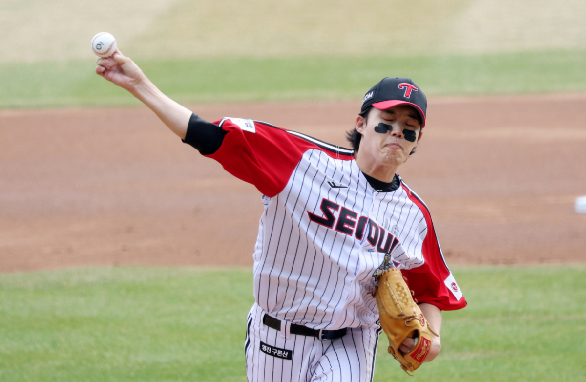 2026 신한 SOL Bank KBO리그 LG 트윈스 대 KT 위즈 경기가 29일 서울 잠실야구장에서 열렸다.  LG 선발 임찬규가 역투하고 있다. /사진=김진경 대기자