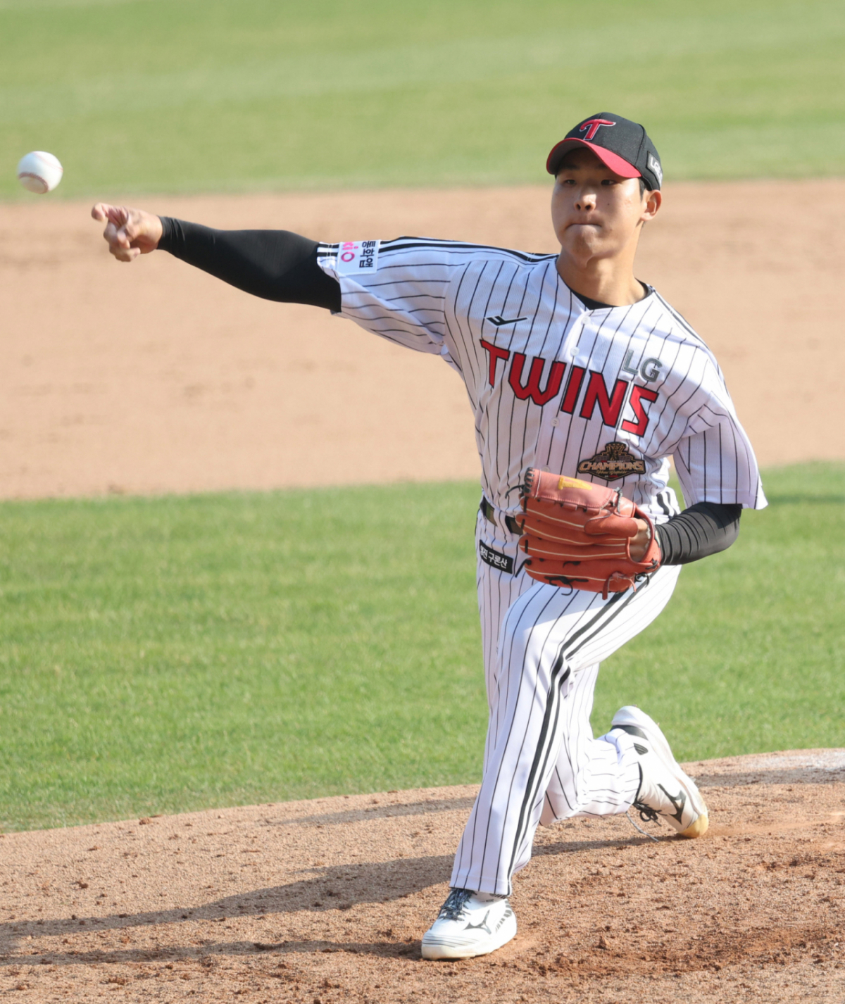 2026 신한 SOL Bank KBO리그 공식 개막전 LG 트윈스 대 KT 위즈 경기가 28일 서울 잠실야구장에서 열렸다.  LG 우강훈이 역투하고 있다. /사진=김진경 대기자
