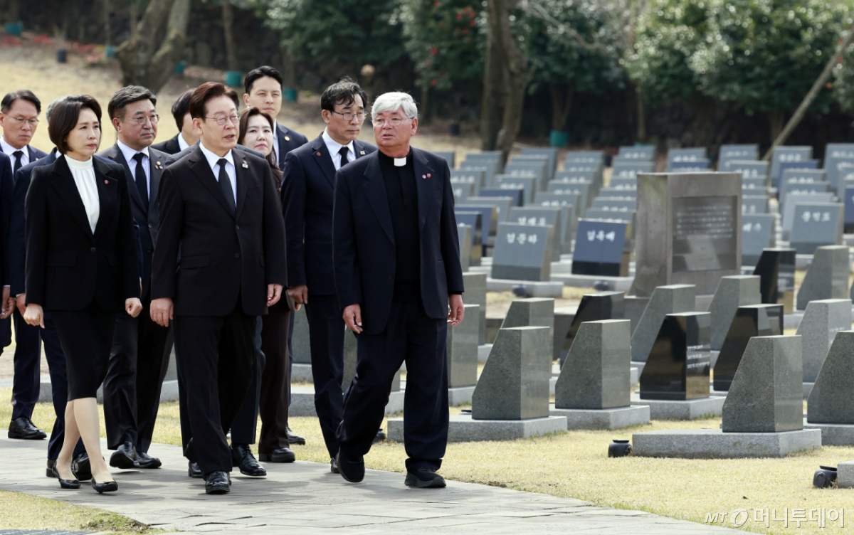 [제주=뉴시스] 최동준 기자 = 이재명 대통령과 김혜경 여사가 29일 제주 4.3평화공원을 방문해 행방불명인 묘역을 둘러보고 있다. 2026.03.29. photocdj@newsis.com /사진=최동준