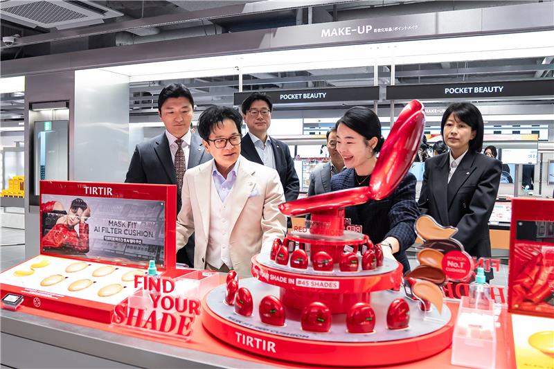 이재현 CJ그룹  회장이 '올리브영 센트럴 명동 타운' 2층에 위치하는 '글로벌 브랜딩' 공간에서 올리브영 관계자의 설명을 듣고 있다. /사진제공=CJ그