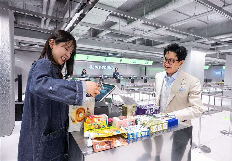 이재현 CJ그룹 이재현 회장이 '올리브영 센트럴 명동 타운'에서 상품을 구매하고 있다. /사진제공=CJ그룹