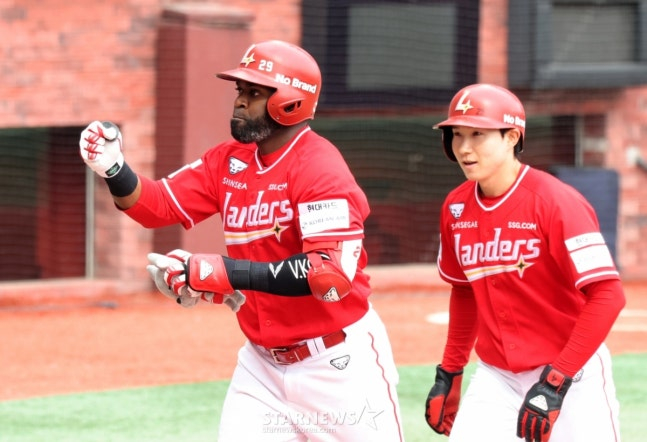 랜더스 2번타자 에레디아가 29일 인천SSG랜더스필드에서 열리는 2026 프로야구 SSG랜더스와 KIA타이거즈 경기 3회말 2사 1,2루에서 황동하를 상대로 3점홈런을 터트린 후 홈인하고 있다.