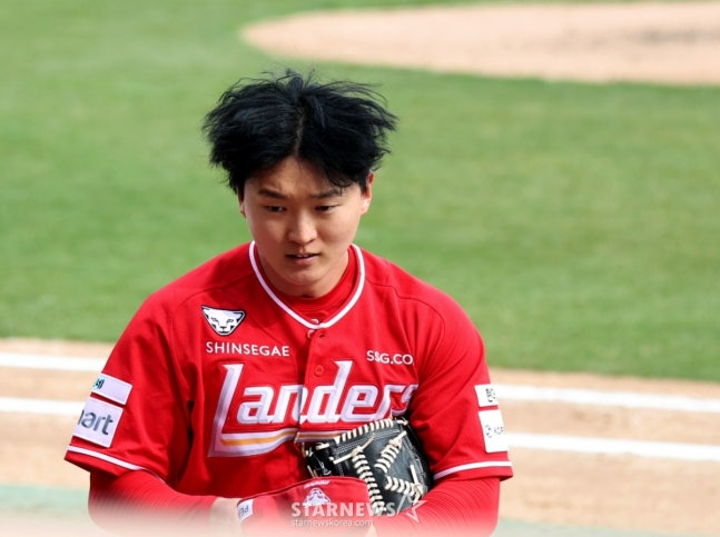 랜더스 선발투수 김건우가 29일 인천SSG랜더스필드에서 열리는 2026 프로야구 SSG랜더스와 KIA타이거즈 경기 4회초 수비를 마치고 더그아웃으로 향하다 이영재 심판으로부터 이물질 검사를 받고 있다.