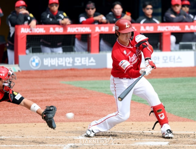 최정이 29일 인천SSG랜더스필드에서 열리는 2026 프로야구 SSG랜더스와 KIA타이거즈 경기 2회말 체크스윙을 참아냈지만 심판이 스윙으로 판정하자 벤치에 안돌았다고 비디오판독을 요청하고 있다.