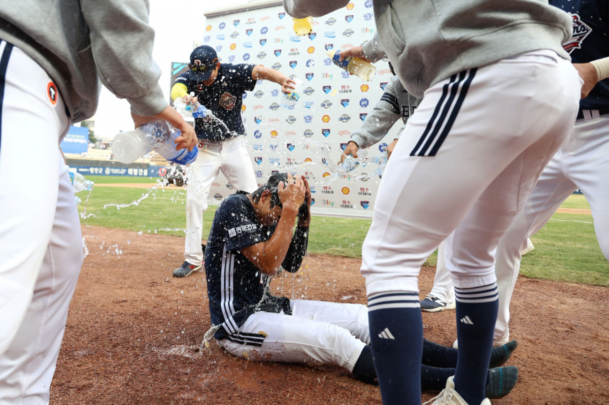 두산 베어스 김민석이 29일 창원 NC파크에서 열린 NC 다이노스와 2026 신한 SOL KBO 리그 정규시즌 원정 경기 종료 후 동료들로부터 물세례를 받고 있다. /사진=두산 베어스 제공