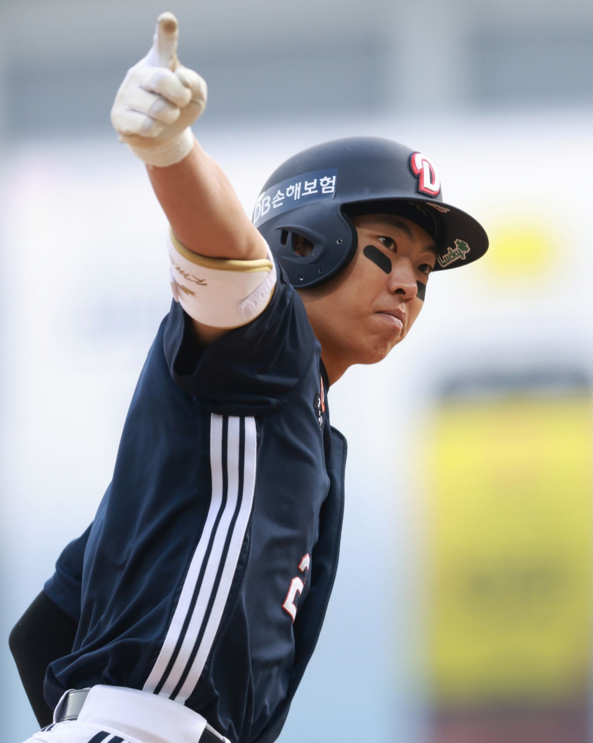 두산 베어스 김민석이 29일 창원 NC파크에서 열린 NC 다이노스와 2026 신한 SOL KBO 리그 정규시즌 원정 경기에서 8회 역전 스리런포를 터트린 뒤 그라운드를 돌고 있다. /사진=두산 베어스 제공