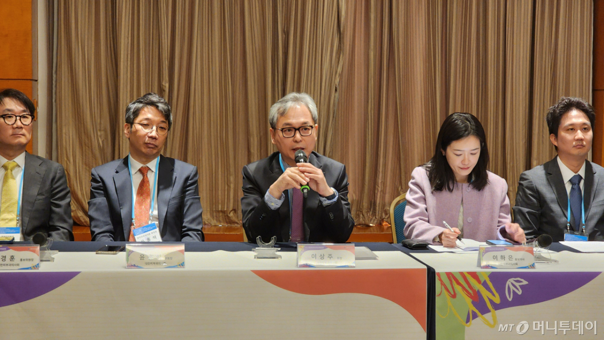 29일 대한피부과의사회가 개최한 기자간담회에서 이상주(가운데) 회장은 "국내 피부 진료 의사 10명 중 9명이 피부과 전문의가 아닌데도 이들에게 진료받은 국민 3명 중 2명은 자신이 피부과 전문의에게 진료받은 것으로 오인한다"고 지적했다. /사진=정심교 기자