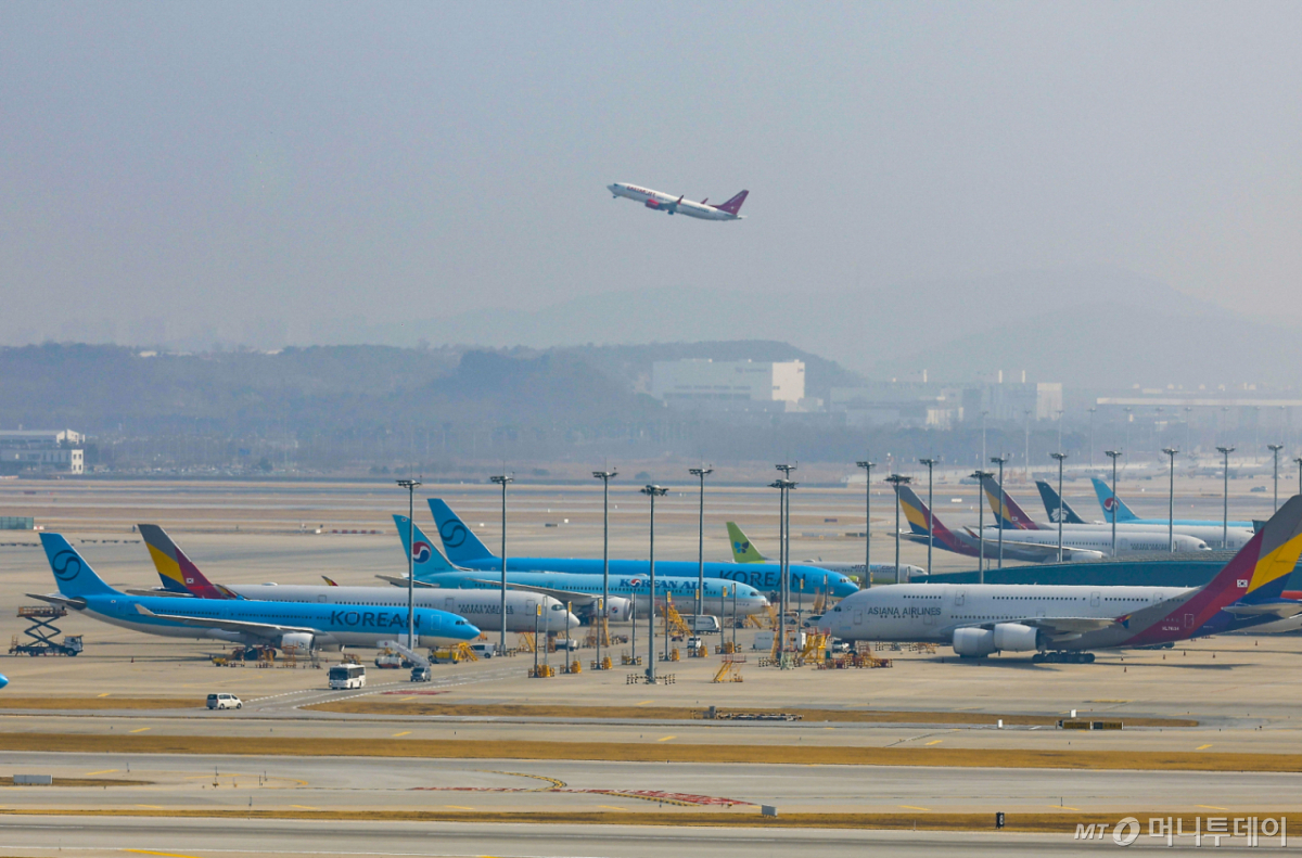 지난 25일 인천국제공항에서 항공기가 이동하고 있다./사진= 뉴시스