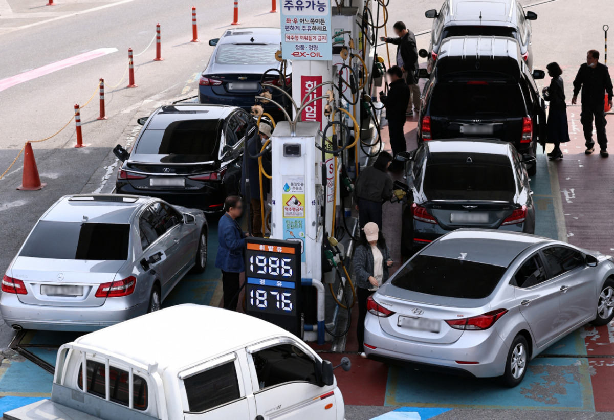 29일 오전 서울 서초구 만남의광장 주유소에서 시민들이 주유를 하고 있다. 리터당 210원 오른 가격으로 2차 석유 최고가격제가 시행된 이후 국제유가 상승으로 소비자가격이 2천 원대 초반까지 오를 것이라는 관측이 나오면서 소비자들의 부담이 갈수록 커지고 있다. /사진=뉴스1