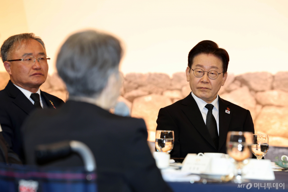 [제주=뉴시스] 최동준 기자 = 이재명 대통령이 29일 제주시 한 호텔에서 열린 '제주 4.3 희생자 유족과의 오찬'에서 유족 발언을 듣고 있다. 2026.03.29. photocdj@newsis.com /사진=