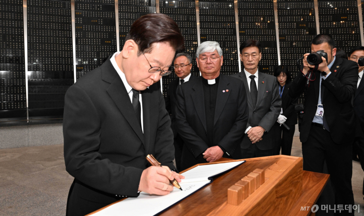 (제주=뉴스1) 이재명 기자 = 이재명 대통령이 29일 제주4.3평화공원을 방문해 위패봉안실에서 방명록을 작성하고 있다. 2026.3.29/뉴스1  Copyright © 뉴스1. All rights reserved. 무단 전재 및 재배포,  AI학습 이용 금지. /사진=(제주=뉴스1) 이재명 기자