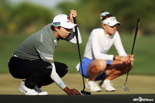 29일(한국시간) 미국 애리조나주 챈들러의 윌윈드 골프클럽 캣테일 코스(파72)에서 열린 LPGA 투어 포드 챔피언십 경기 중 김효주(왼쪽)와 넬리 코다. /AFPBBNews=뉴스1