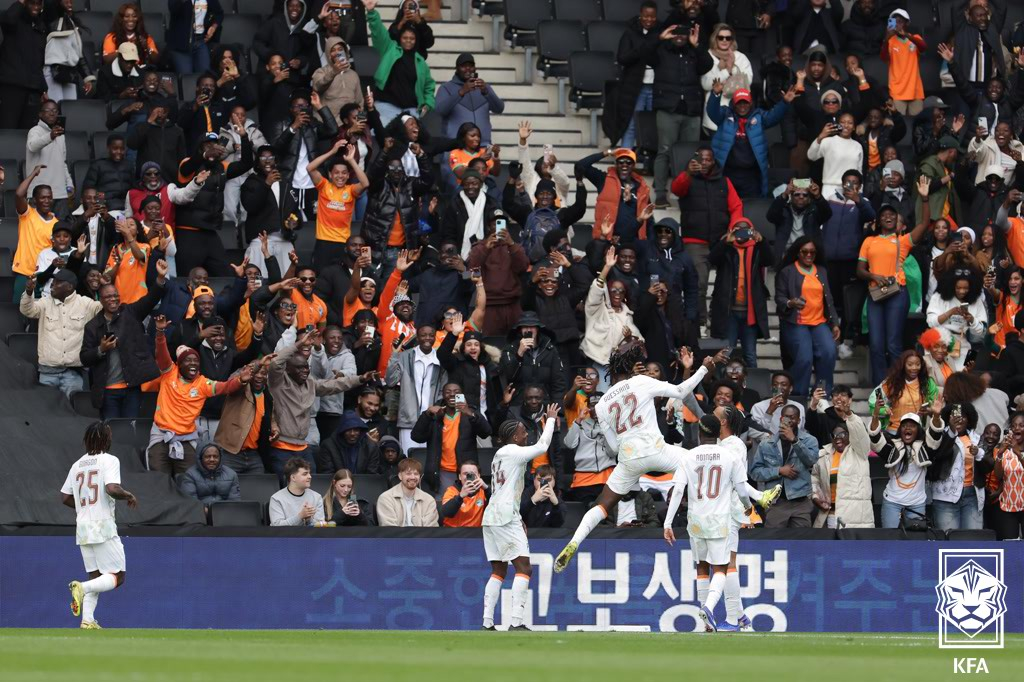 28일(한국시간) 영국 밀턴킨스의 스타디움MK에서 열린 한국과 코트디부아르의 평가전에서 골을 넣은 뒤 기뻐하고 있는 코트디부아르 선수들과 팬들. /사진=대한축구협회 제공