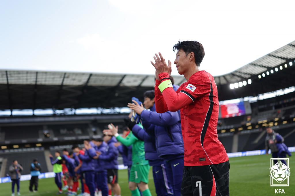 손흥민 등 축구대표팀 선수들이 28일(한국시간) 영국 밀턴킨스의 스타디움MK에서 열린 코트디부아르전 0-4 대패 이후 팬들에게 인사하고 있다. /사진=대한축구협회 제공
