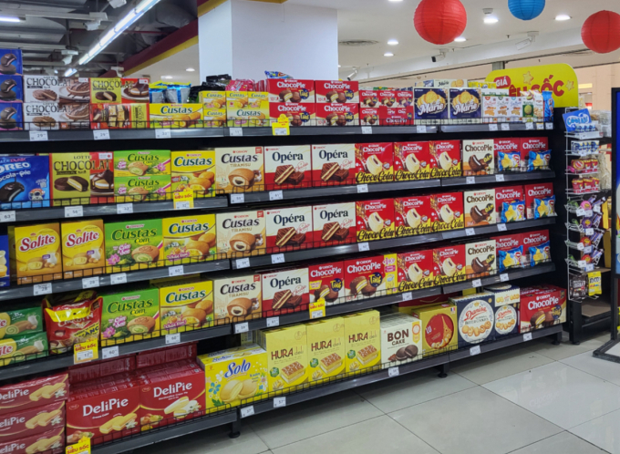베트남 호치민 7군에 위치한 한 마트의 매대 모습. 오리온, 롯데 등 한국 기업이 만든 파이 제품들과 함께, 현지 기업들이 만든 파이 제품들이 함께 전시돼있다./사진=차현아 기자.