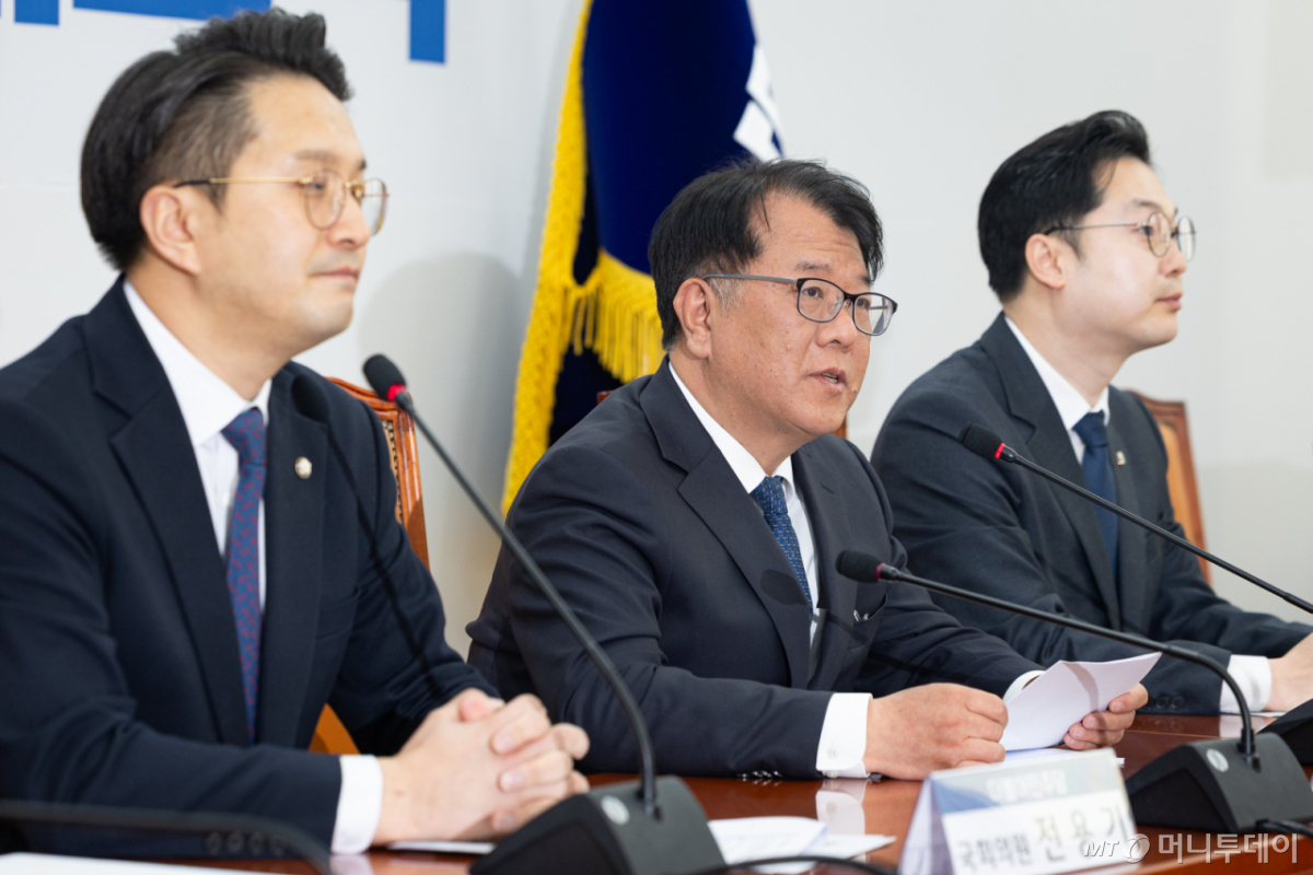 서민석 전 이화영 경기도 평화부지사 변호인이 29일 서울 여의도 국회에서 열린 쌍방울 대북송금 사건 긴급 기자간담회에서 박상용 검사 회유 의혹 관련 발언을 하고 있다. /사진=뉴스1