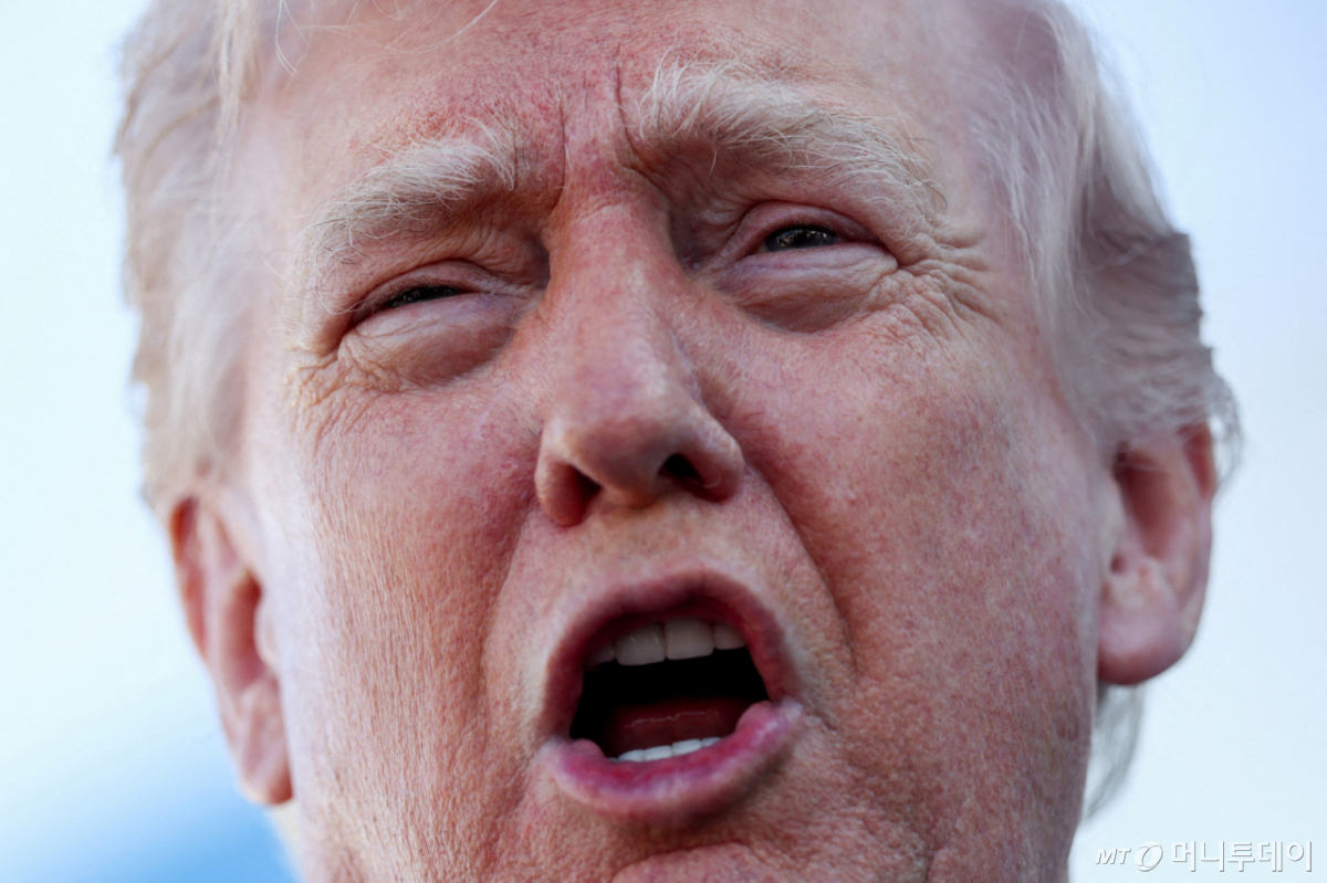 (웨스트 팜비치 로이터=뉴스1) 김경민 기자 = 도널드 트럼프 미국 대통령이 23일(현지시간) 플로리다 웨스트 팜비치를 출발하기 전 취재진과 질의응답을 하고 있다. 2026.3.23 ⓒ 로이터=뉴스1 Copyright © 뉴스1. All rights reserved. 무단 전재 및 재배포, AI학습 이용 금지.