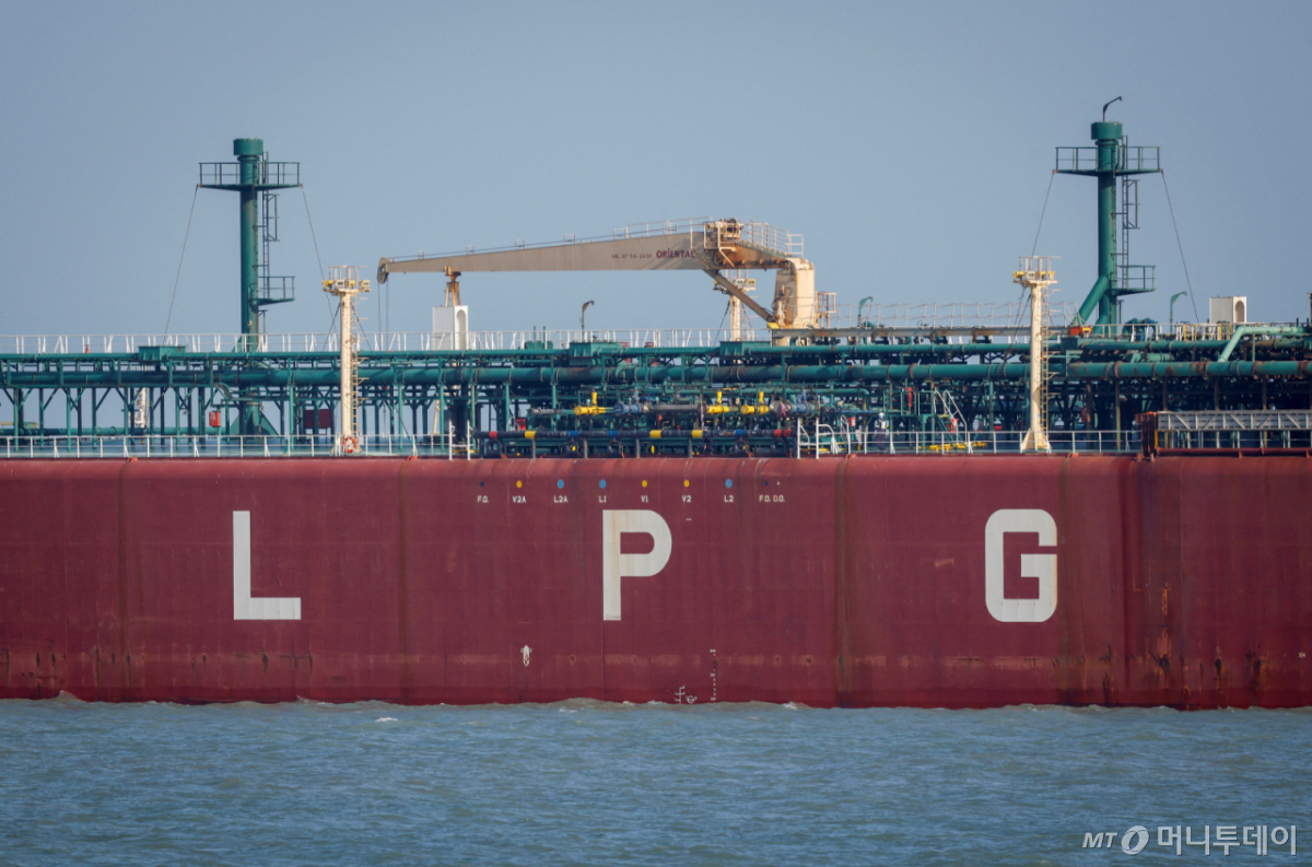 (문드라 로이터=뉴스1) 이정환 기자 = 이란 전쟁 국면에서 인도의 액화석유가스(LPG) 운반선 시발릭호가 16일(현지시간) 호르무즈 해협을 거쳐 인도 구자라트주 문드라항에 도착하고 있다. 2026.03.16. ⓒ 로이터=뉴스1 Copyright © 뉴스1. All rights reserved. 무단 전재 및 재배포, AI학습 이용 금지.