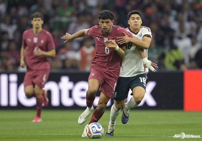 마테우스 누네스(왼쪽)와 오베드 바르가스가 29일(한국시간) 멕시코시티의 에스타디오 아스테카에서 열린 3월 A매치 평가전 경기 중 몸싸움을 벌이고 있다. /AFPBBNews=뉴스1