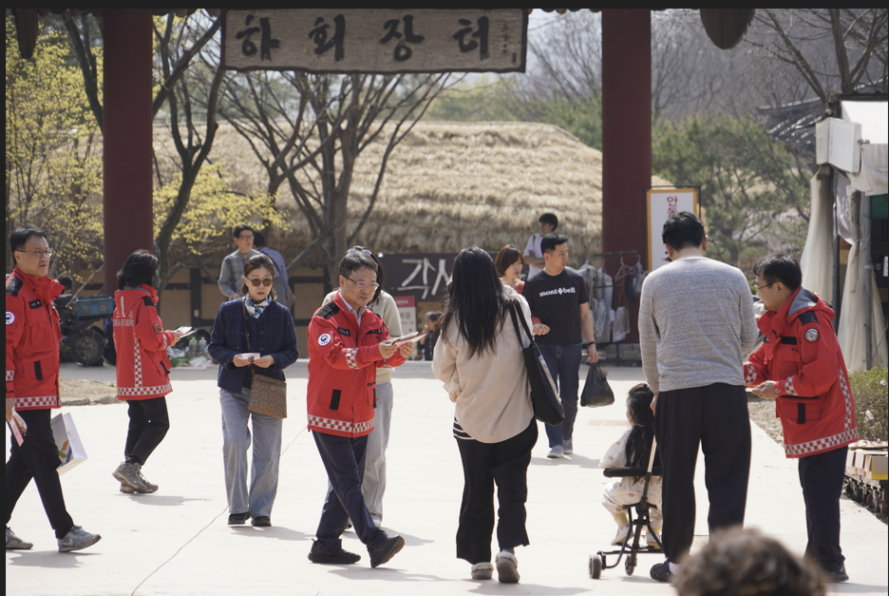 박은식 산림청장이 토요일인 지난 28일 경북 안동시 하회마을에서 관광객들에게 산불 예방 수칙을 안내하며 홍보물을 나눠주고 있다./사진제공=산림청