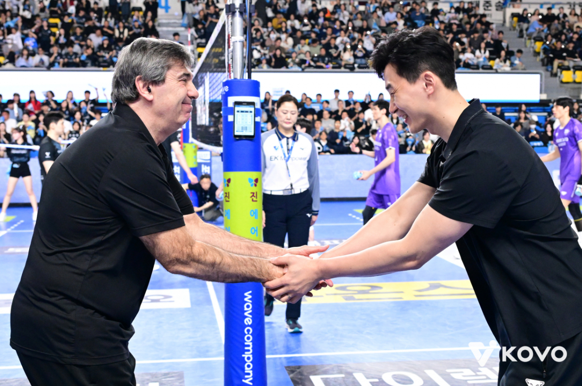 박철우(오른쪽) 우리카드 감독대행과 블랑 현대캐피탈 감독. /사진=한국배구연맹 제공