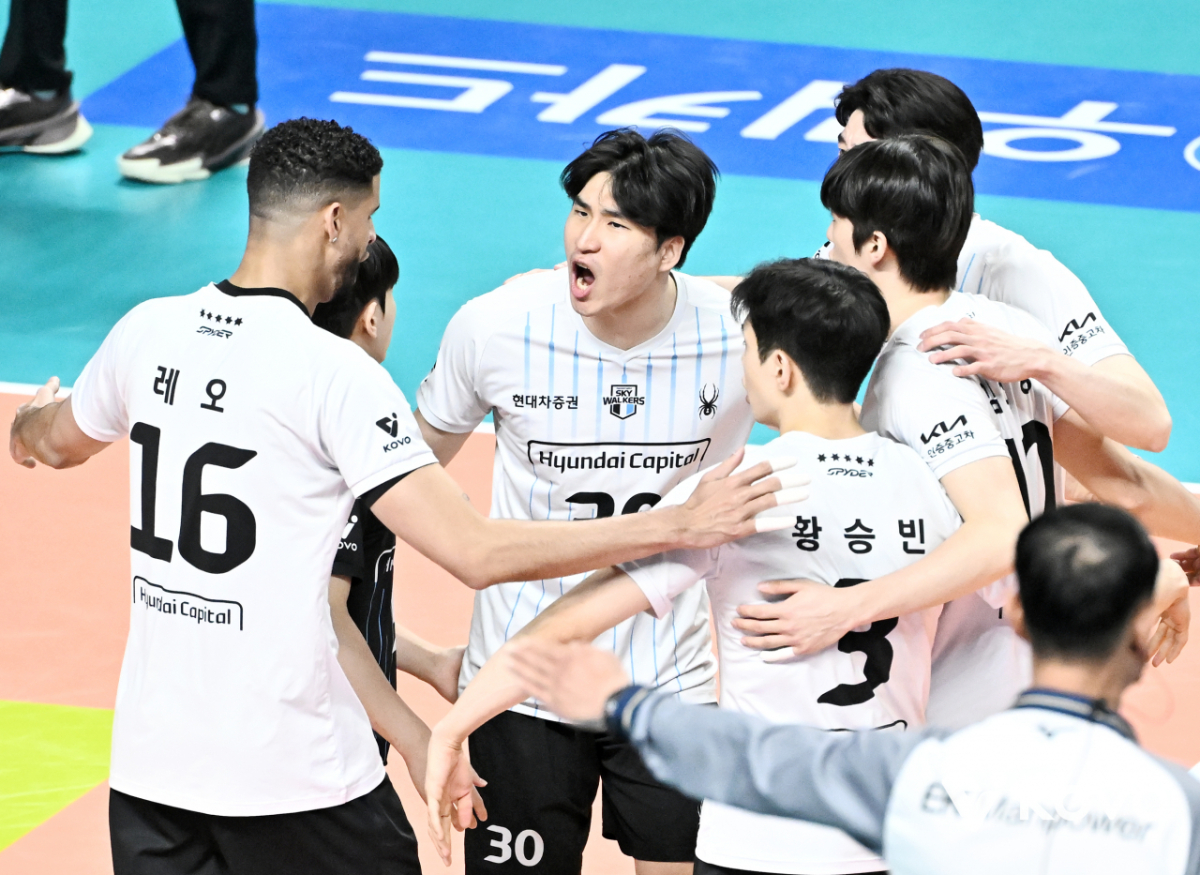 29일 서울 장충체육관에서 열린 진에어 2025~2026 프로배구 V-리그 남자부 플레이오프 2차전 우리카드와 현대캐피탈의 경기, 현대캐피탈 선수들이 기뻐하고 있다. /사진=한국배구연맹 제공