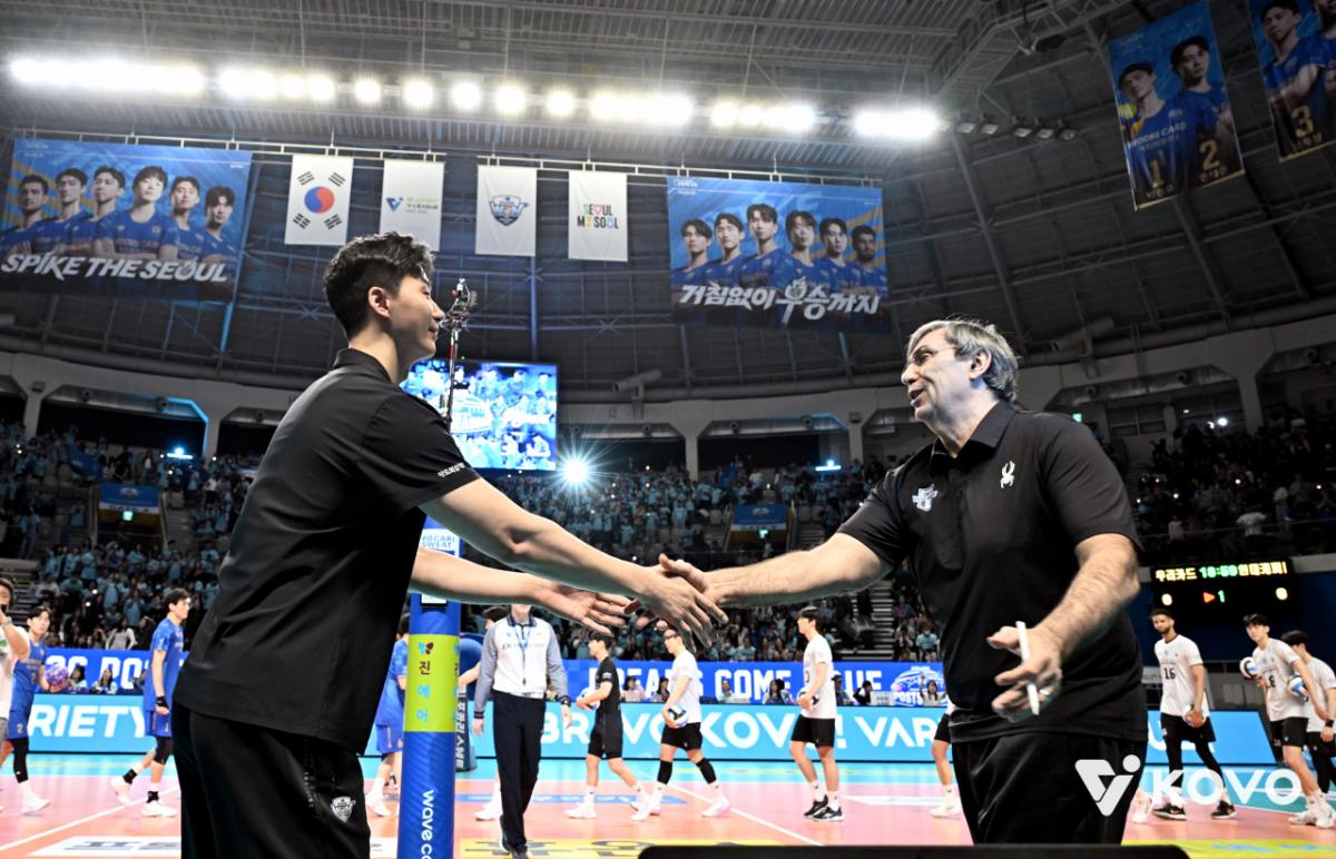 29일 서울 장충체육관에서 열린 진에어 2025~2026 프로배구 V-리그 남자부 플레이오프 2차전 우리카드와 현대캐피탈의 경기, 인사를 나누고 있는 박철우(왼쪽) 우리카드 감독대행과 블랑 현대캐피탈 감독. /사진=한국배구연맹 제공