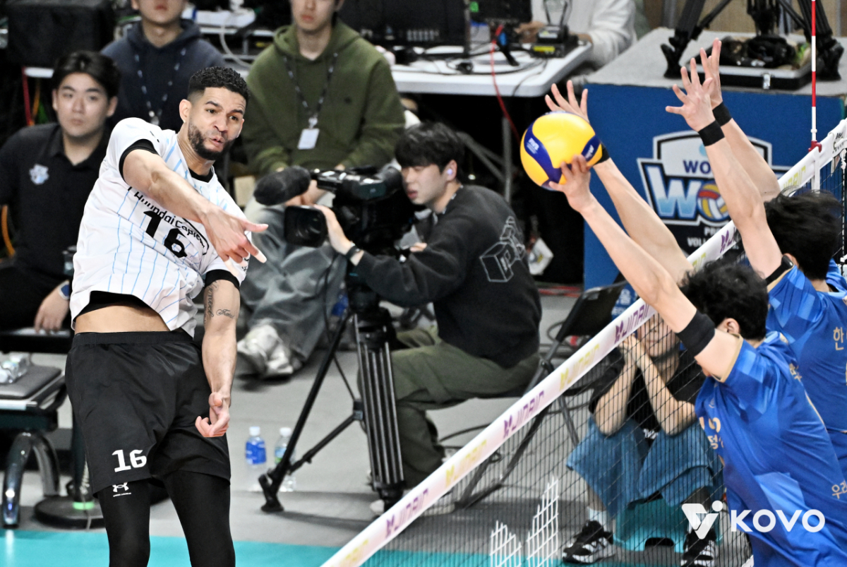 29일 서울 장충체육관에서 열린 진에어 2025~2026 프로배구 V-리그 남자부 플레이오프 2차전 우리카드와 현대캐피탈의 경기, 현대캐피탈 레오가 공격을 시도하고 있다. /사진=한국배구연맹 제공