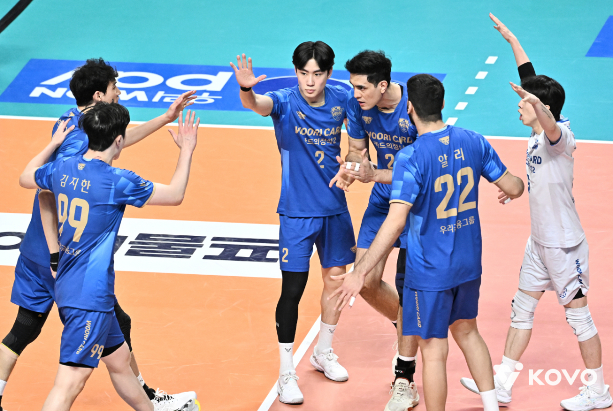 29일 서울 장충체육관에서 열린 진에어 2025~2026 프로배구 V-리그 남자부 플레이오프 2차전 우리카드와 현대캐피탈의 경기, 우리카드 선수들이 기뻐하고 있다. /사진=한국배구연맹 제공