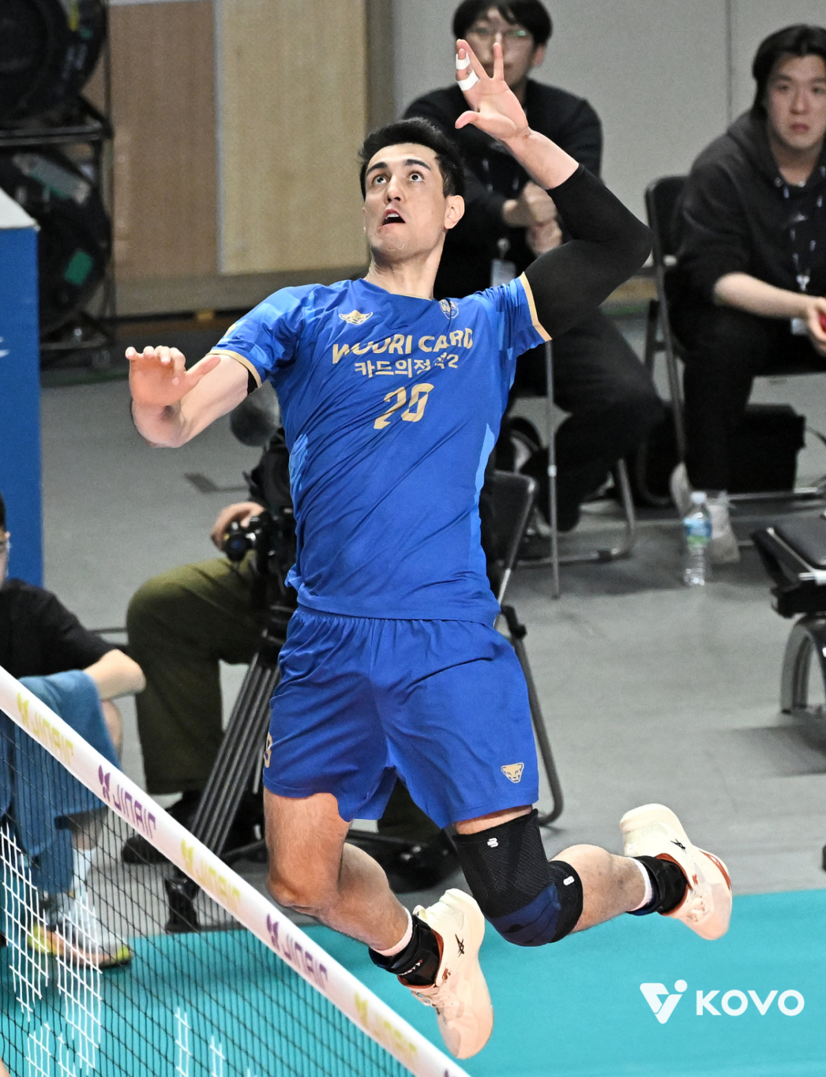 29일 서울 장충체육관에서 열린 진에어 2025~2026 프로배구 V-리그 남자부 플레이오프 2차전 우리카드와 현대캐피탈의 경기, 우리카드 아라우조가 공격을 시도하고 있다. /사진=한국배구연맹 제공