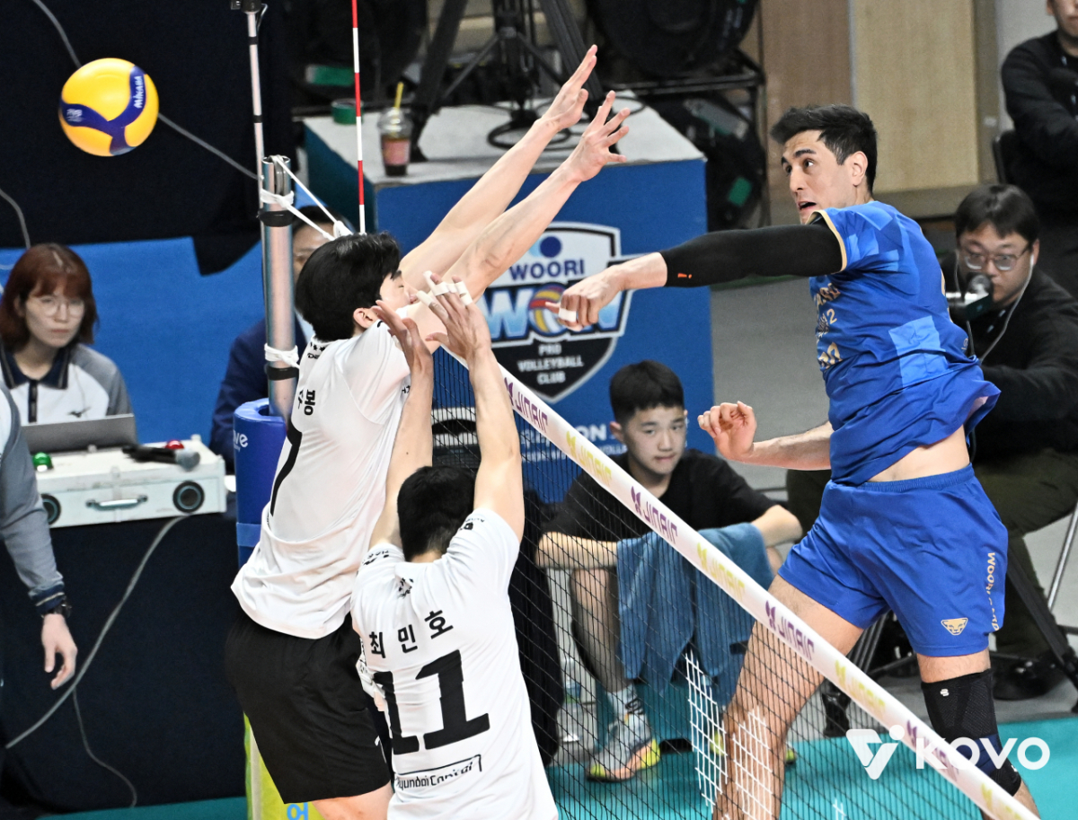29일 서울 장충체육관에서 열린 진에어 2025~2026 프로배구 V-리그 남자부 플레이오프 2차전 우리카드와 현대캐피탈의 경기, 우리카드 아라우조가 공격을 시도하고 있다. /사진=한국배구연맹 제공