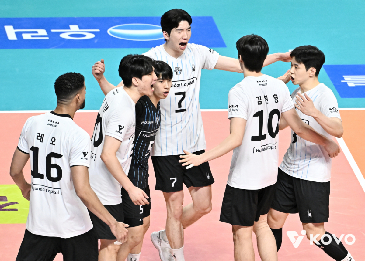 29일 서울 장충체육관에서 열린 진에어 2025~2026 프로배구 V-리그 남자부 플레이오프 2차전 우리카드와 현대캐피탈의 경기, 현대캐피탈 선수들이 기뻐하고 있다. /사진=한국배구연맹 제공
