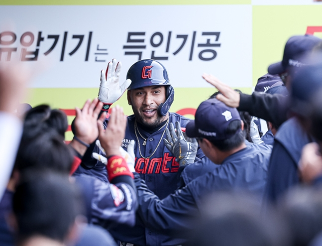 더그아웃으로 들어온 레이예스. /사진=롯데 자이언츠