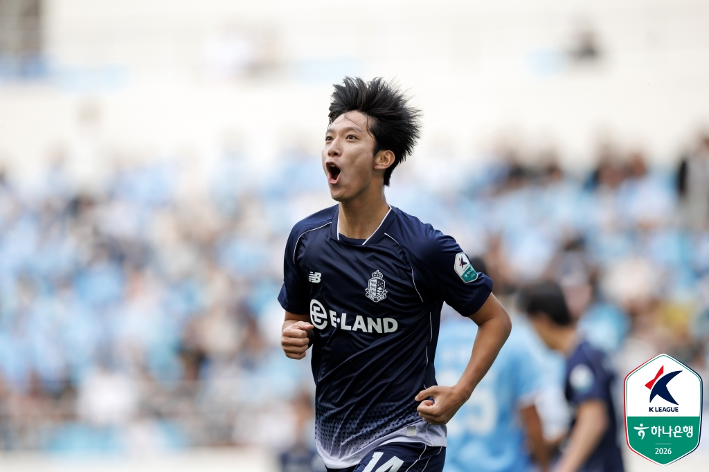 서울 이랜드 강현제가 데뷔전 데뷔골 세리머니를 하고 있다. /사진=한국프로축구연맹 제공