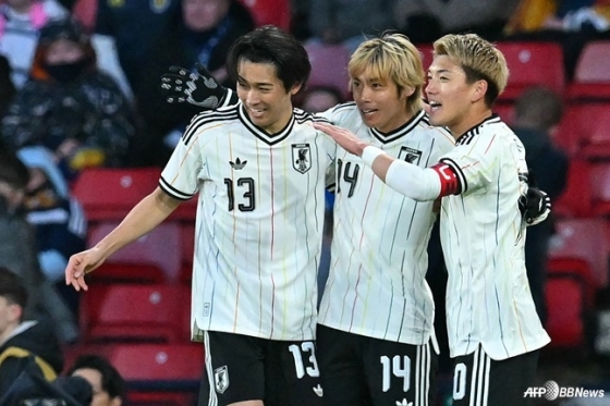이토 준야(가운데)가 29일(한국시간) 스코틀랜드 글래스고의 햄던 파크에서 열린 3월 A매치 스코틀랜드전에서 골 세리머니하고 있다. /AFPBBNews=뉴스1