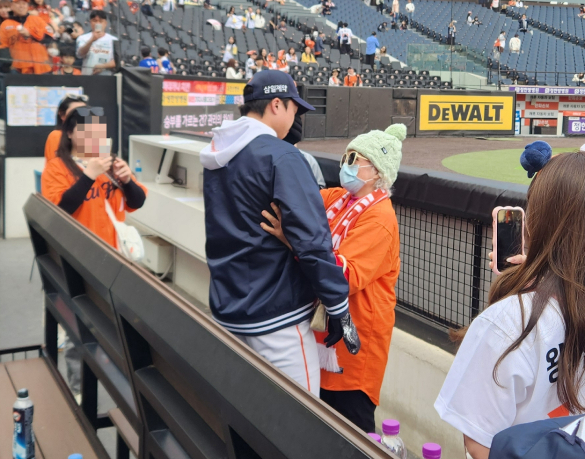 승리 후 경기장을 찾은 할머니와 포옹을 나눈 왕옌청이 눈물을 흘리고 있다./사진=안호근 기자