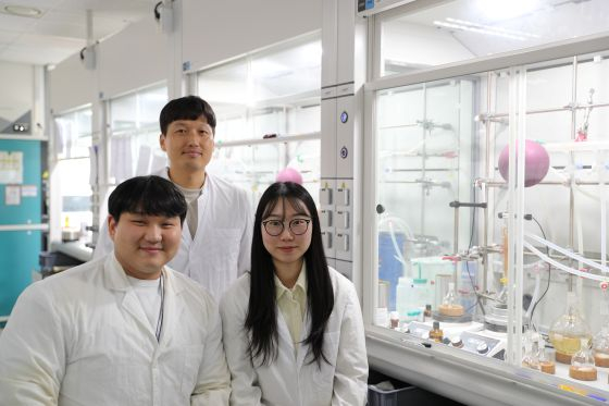 DGIST 화학물리학과 서성원 교수(위), 남현택 박사과정생(좌), 장세지 박사과정생(우)/사진DGIST