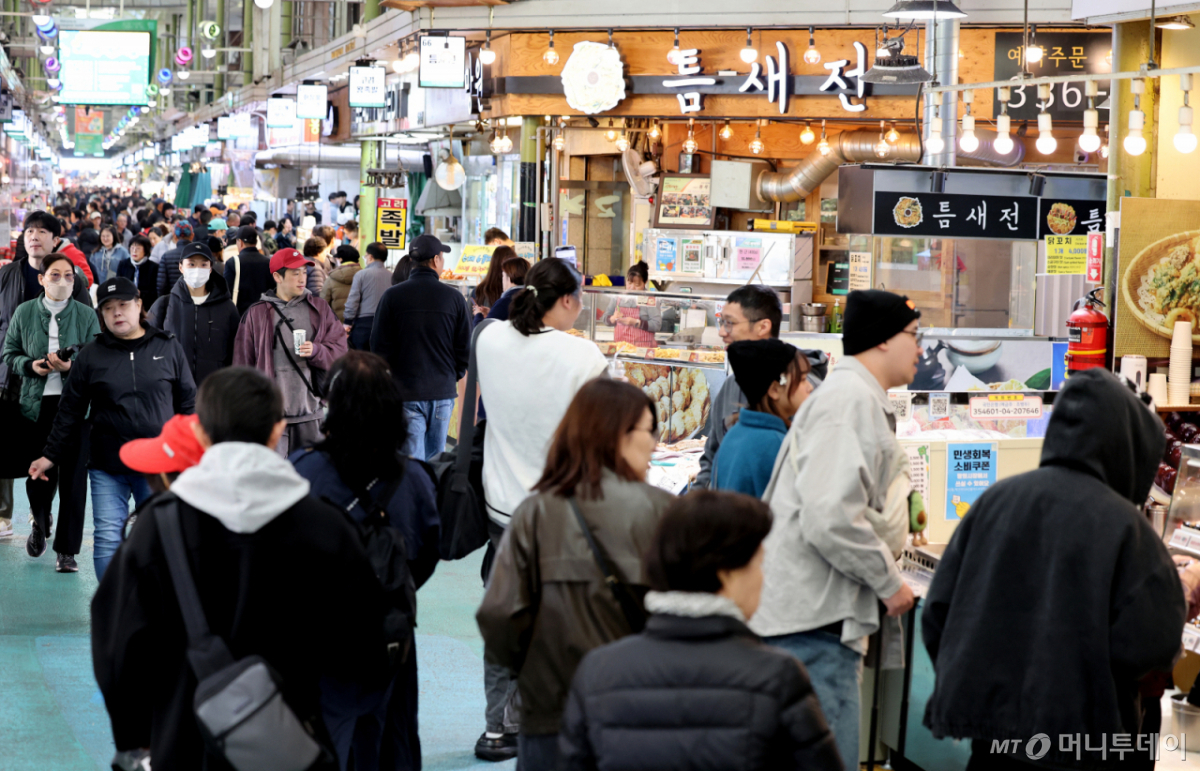 서울 마포구 망원시장에서 시민들이 장을 보고 있다.2025.10.28/뉴스1 Copyright © 뉴스1. All rights reserved. 무단 전재 및 재배포, AI학습 이용 금지. /사진=(서울=뉴스1) 이호윤 기자