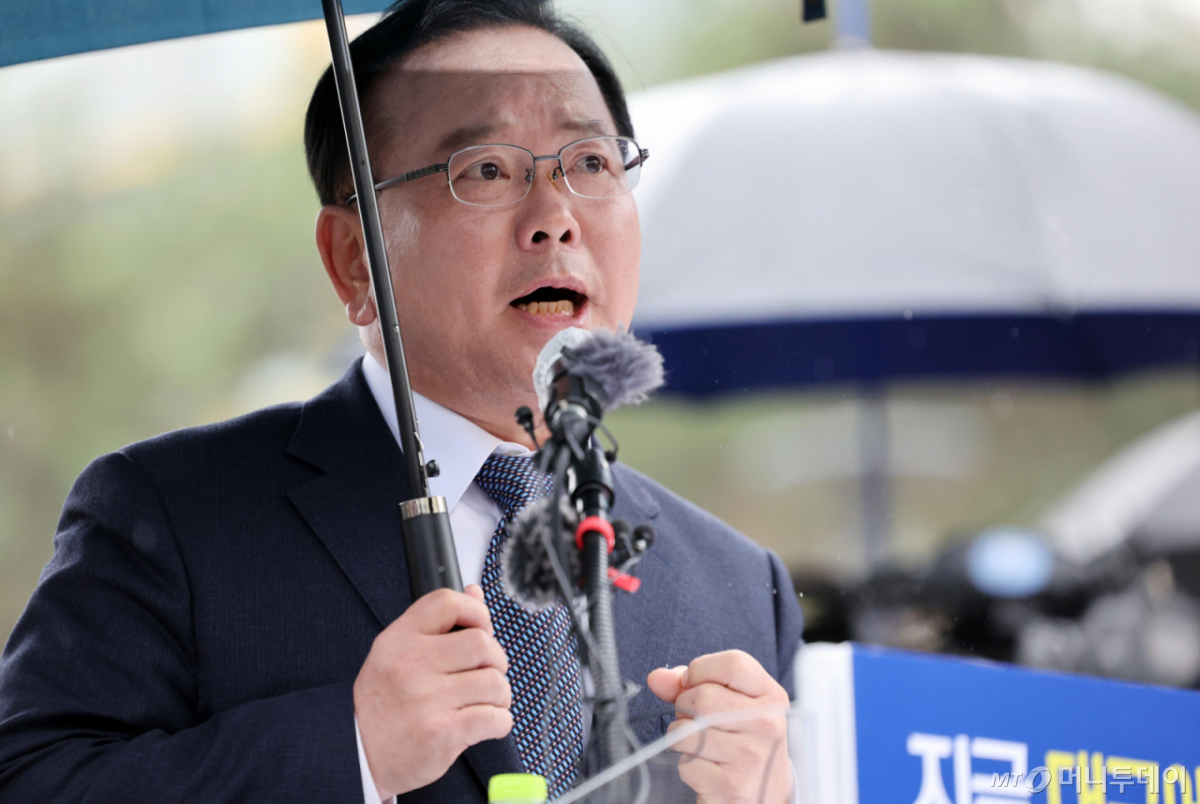 [대구=뉴시스] 이무열 기자 = 김부겸 전 국무총리가 30일 대구 중구 2·28기념중앙공원에서 6·3 지방선거 대구시장 출마 선언을 하고 있다. 2026.03.30. 사진=이무열