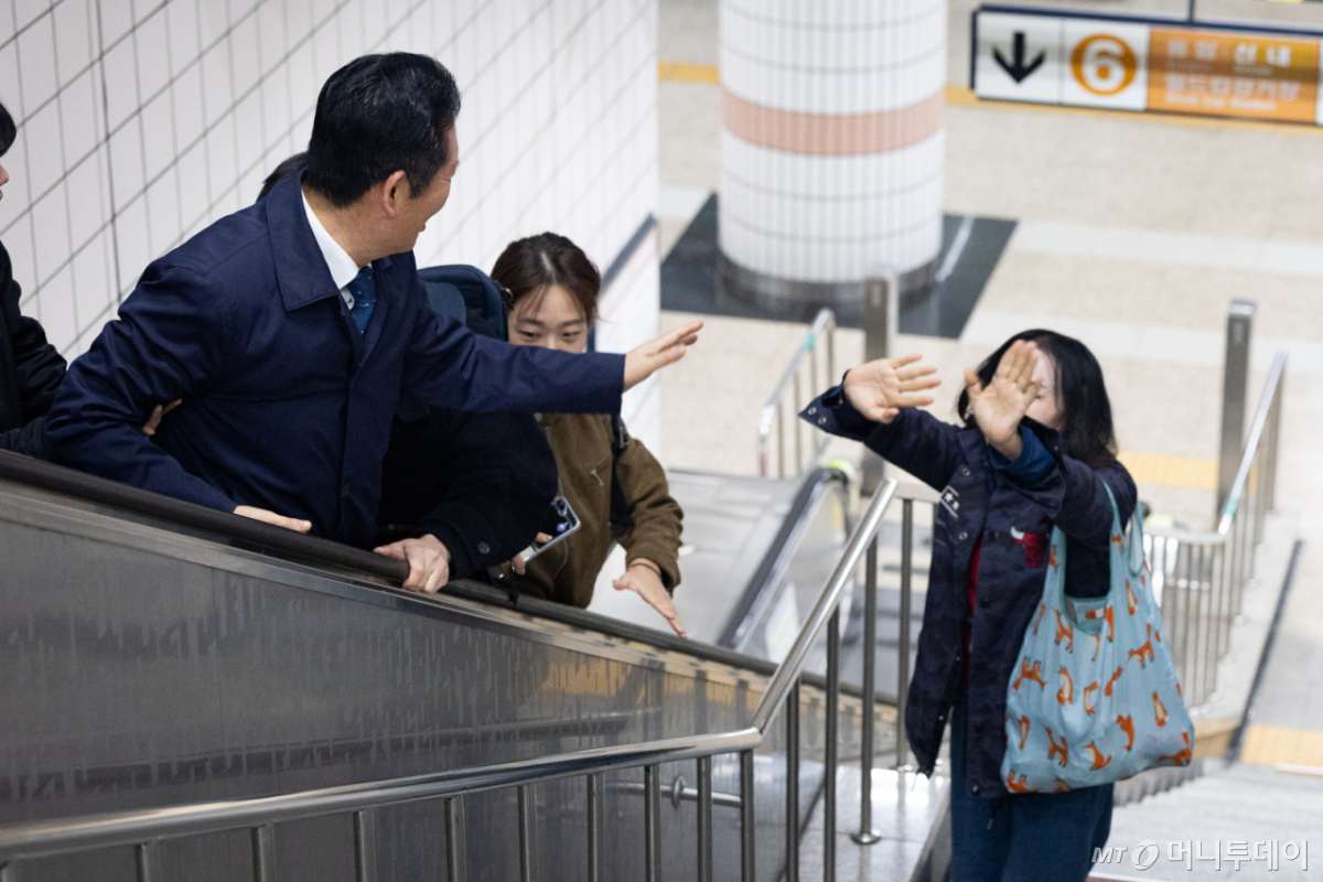 (서울=뉴스1) 유승관 기자 = 정청래 더불어민주당 대표가 30일 서울 지하철 6호선 광흥창역에서 차량5부제 시행으로 대중교통을 이용해 출근하며 시민들과 인사하고 있다. 2026.3.30/뉴스1  Copyright © 뉴스1. All rights reserved. 무단 전재 및 재배포,  AI학습 이용 금지. /사진=(서울=뉴스1) 유승관 기자