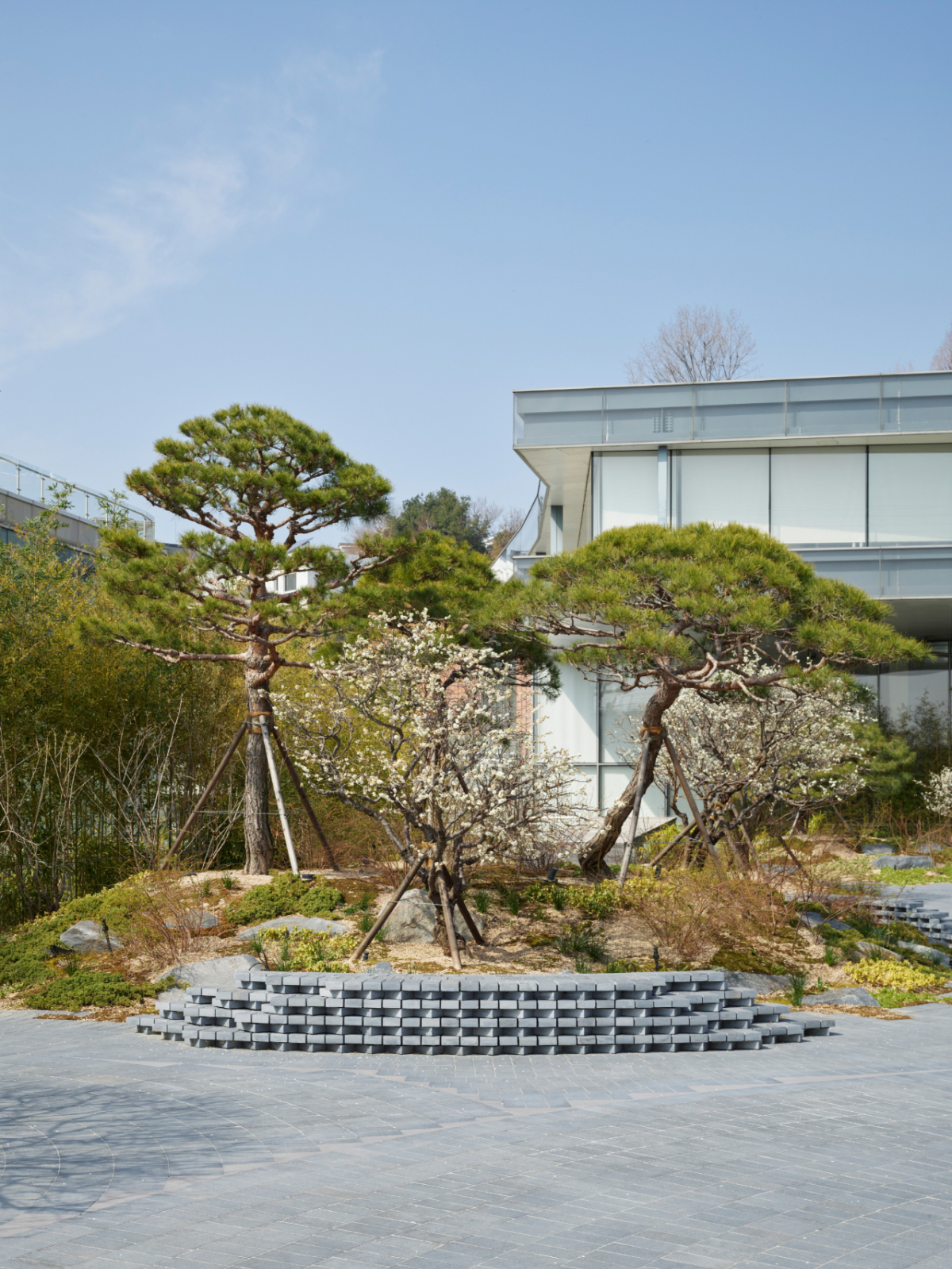 가브리엘 오로즈코가 조성한 '가브리엘 오로즈코 정원'에 놓여 있는 세한삼우 플라자. / 사진제공 = 리움미술관