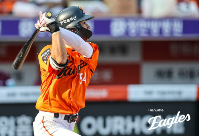 오재원이 2회말 결승 2타점 적시타를 날리고 타구를 바라보고 있다. /사진=한화 이글스 제공