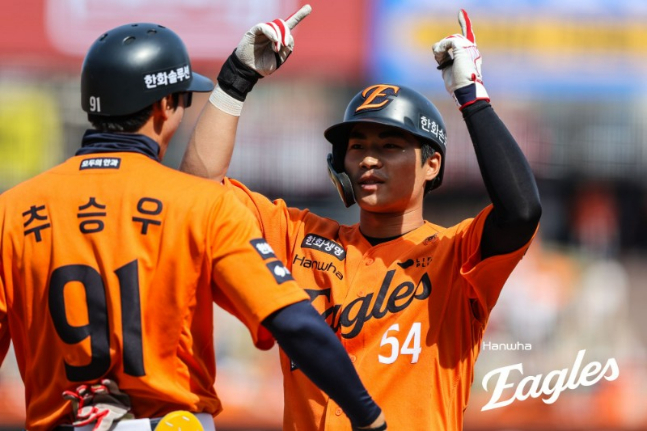 오재원(오른쪽)이 2회말 결승타를 날리고 세리머니를 하고 있다. /사진=한화 이글스 제공