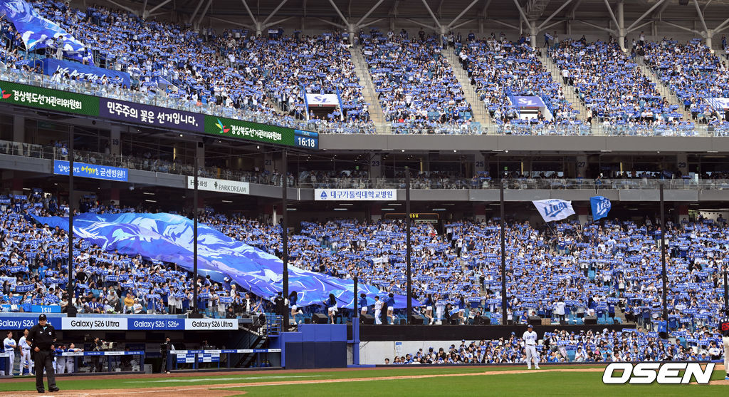 지난해 최다 관중 신기록을 쓴 삼성 라이온즈도 29일 롯데 자이언츠와 홈경기에서 만원관중을 이루고 응원전을 펼치고 있다.