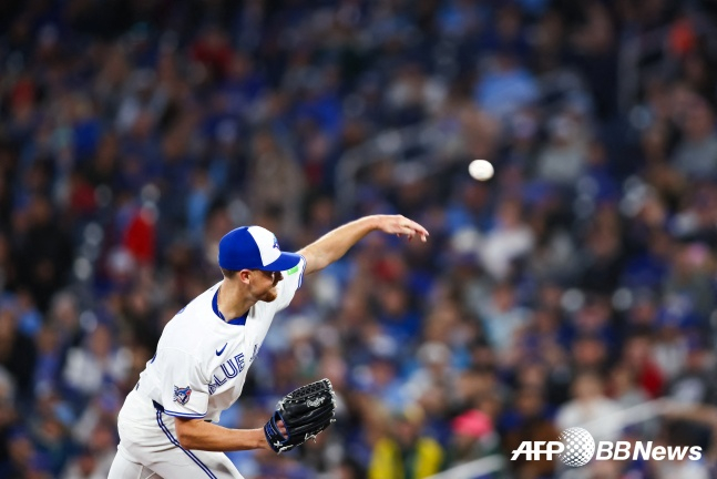 토론토의 라우어가 30일(한국시간) 캐나다 로저스 센터에서 열린 2026 미국 메이저리그 프로야구(MLB) 정규시즌 애슬레틱스와 홈 경기에 선발 등판해 역투하고 있다. /AFPBBNews=뉴스1