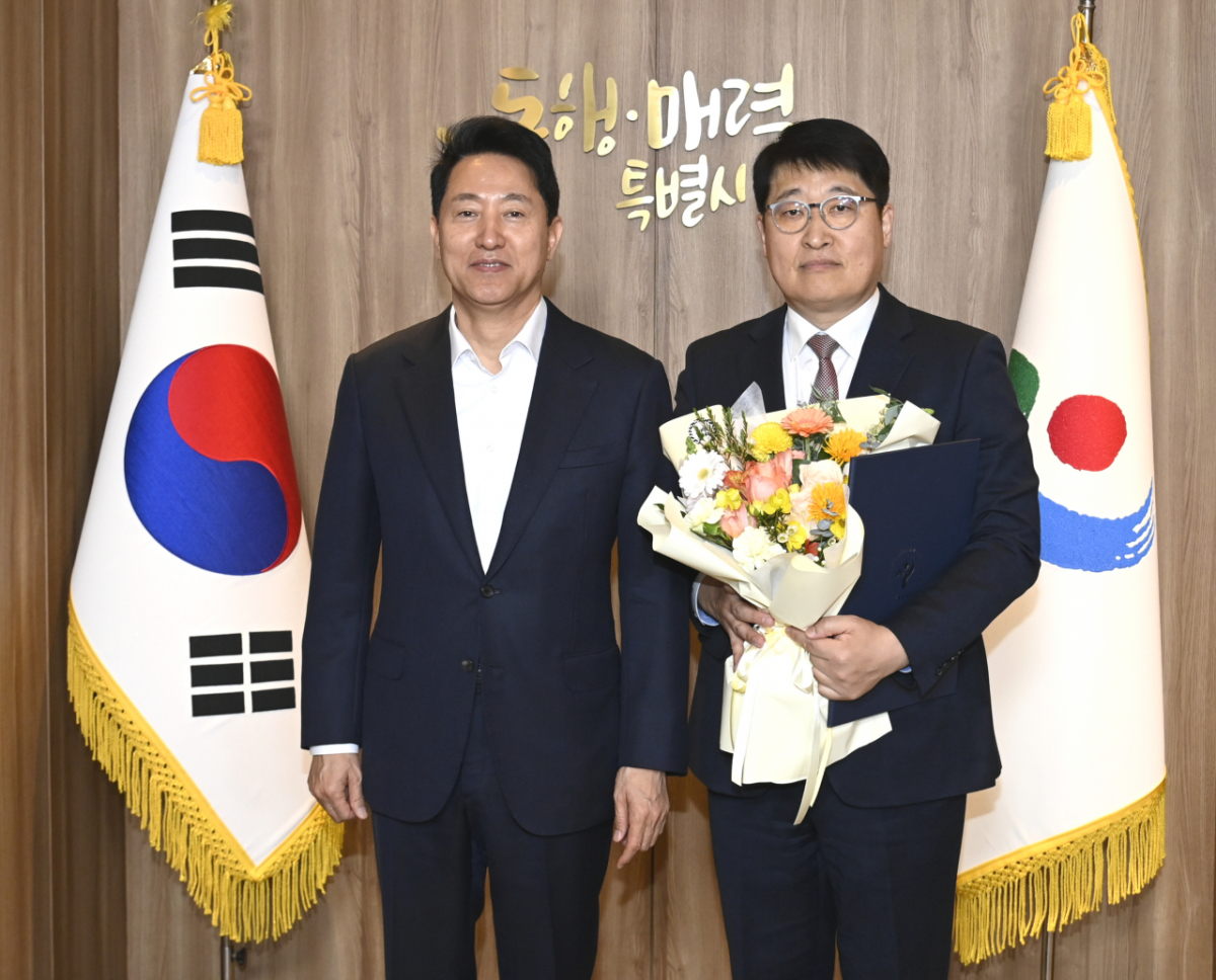 오세훈 서울시장(왼쪽)이 30일 오전 김태균 서울교통공사 사장에게 임명장을 수여하고 기념촬영을 하고 있다./사진제공=서울시