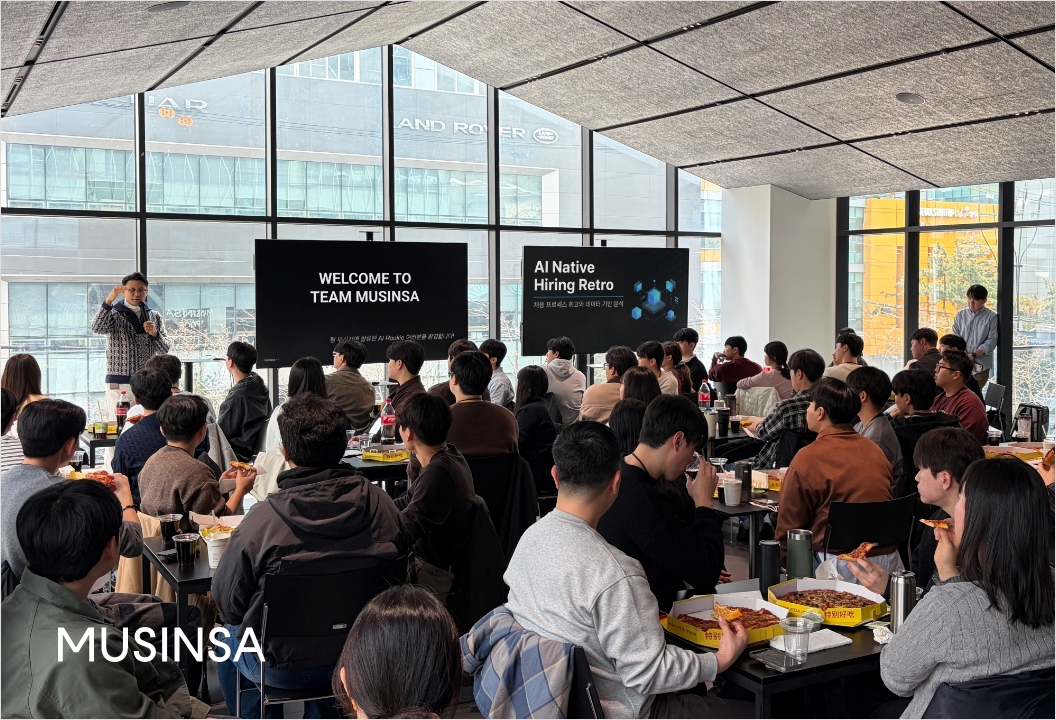 무신사는 1기 AI 네이티브 신입 개발자 66명을 대상으로 온보딩 프로그램을 진행했다. 사진은 전준희 무신사 CTO가 신입 개발자들에게 환영 인사를 전하는 모습./사진제공=무신사
