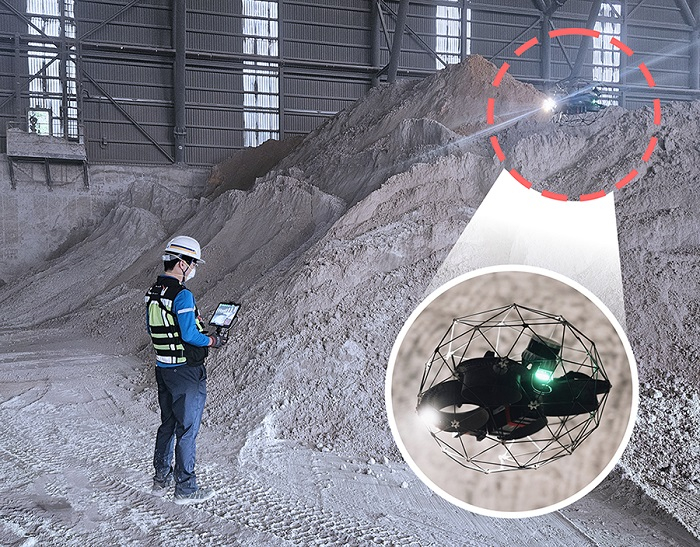 한일시멘트 관계자가 단양공장에서 드론으로 재고 측정을 하고 있다./사진=한일시멘트