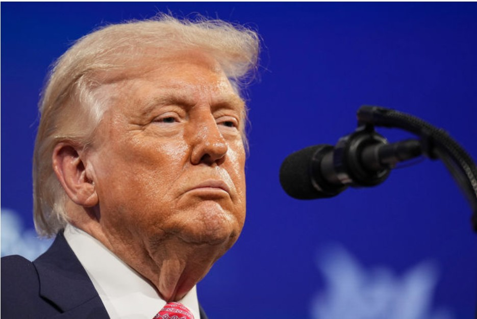 트럼프 대통령이 지난 27일(현지 시간) 미국 플로리다주 마이애미에서 사우디 국부 펀드가 주최한 퓨처 인베스트먼트 이니셔티브(FII) 행사에서 연설하고 있는 모습./마이애미AP=뉴시스 /사진=이혜미